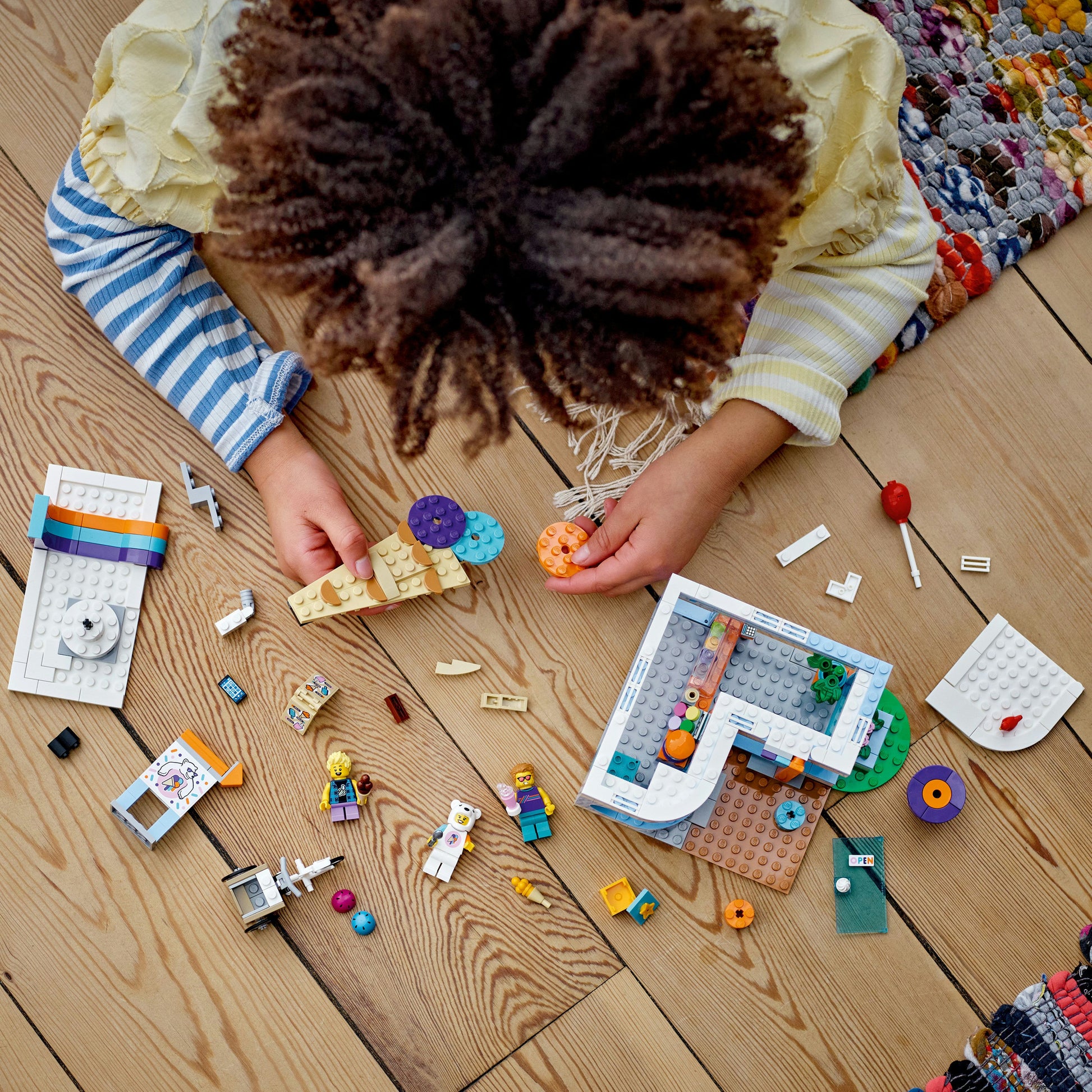 مجموعة لعبة بناء متجر المثلّجات 60363 من LEGO® City للأطفال الذين تبلغ أعمارهم 6 سنوات أو أكثر (296 قطعة)