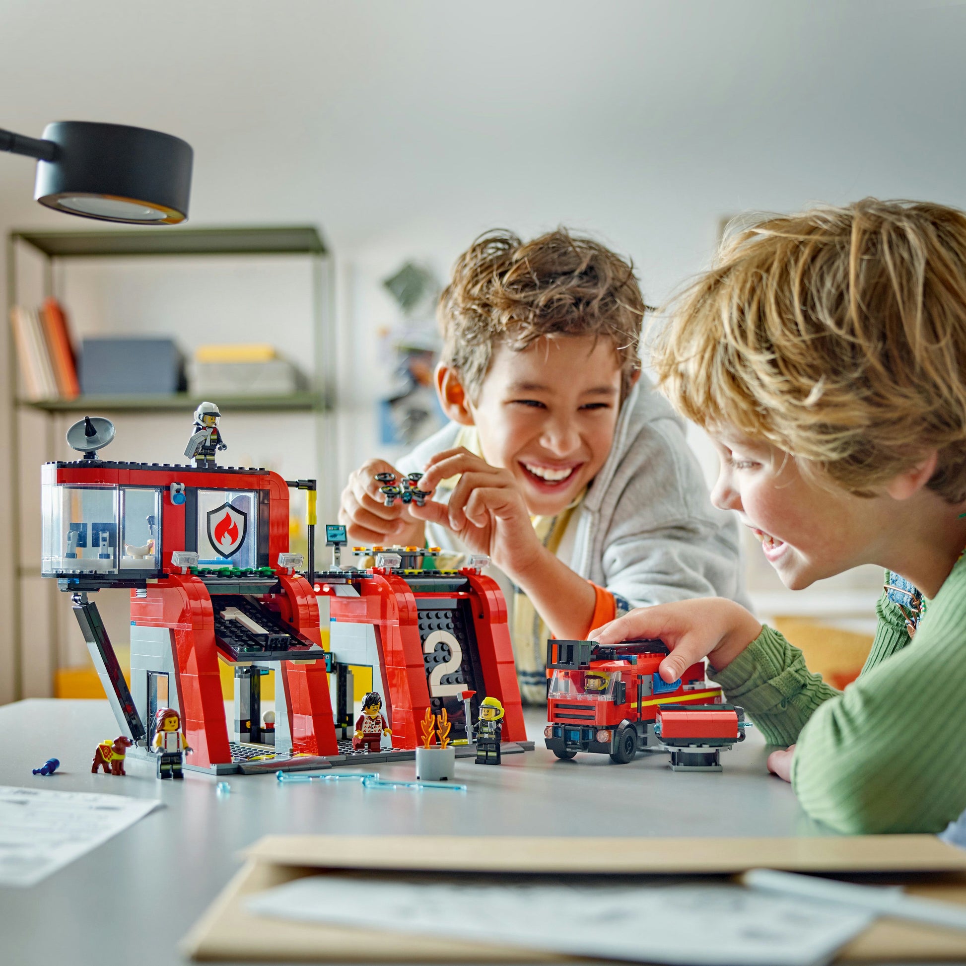 مجموعة لعب مركز الإطفاء مع شاحنة الإطفاء  60414 من LEGO® City