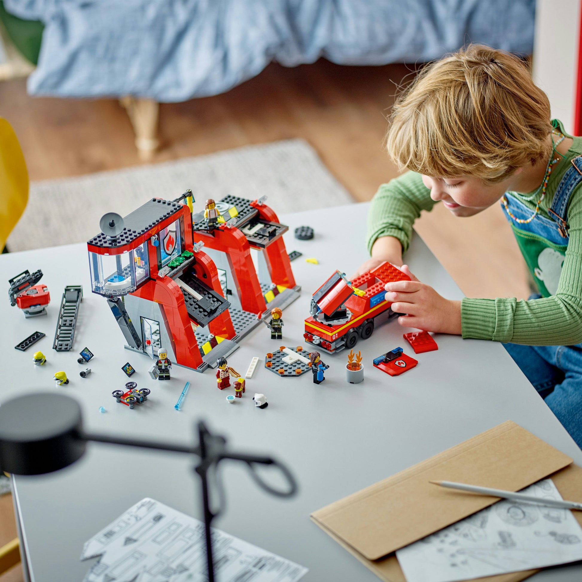 مجموعة لعب مركز الإطفاء مع شاحنة الإطفاء  60414 من LEGO® City