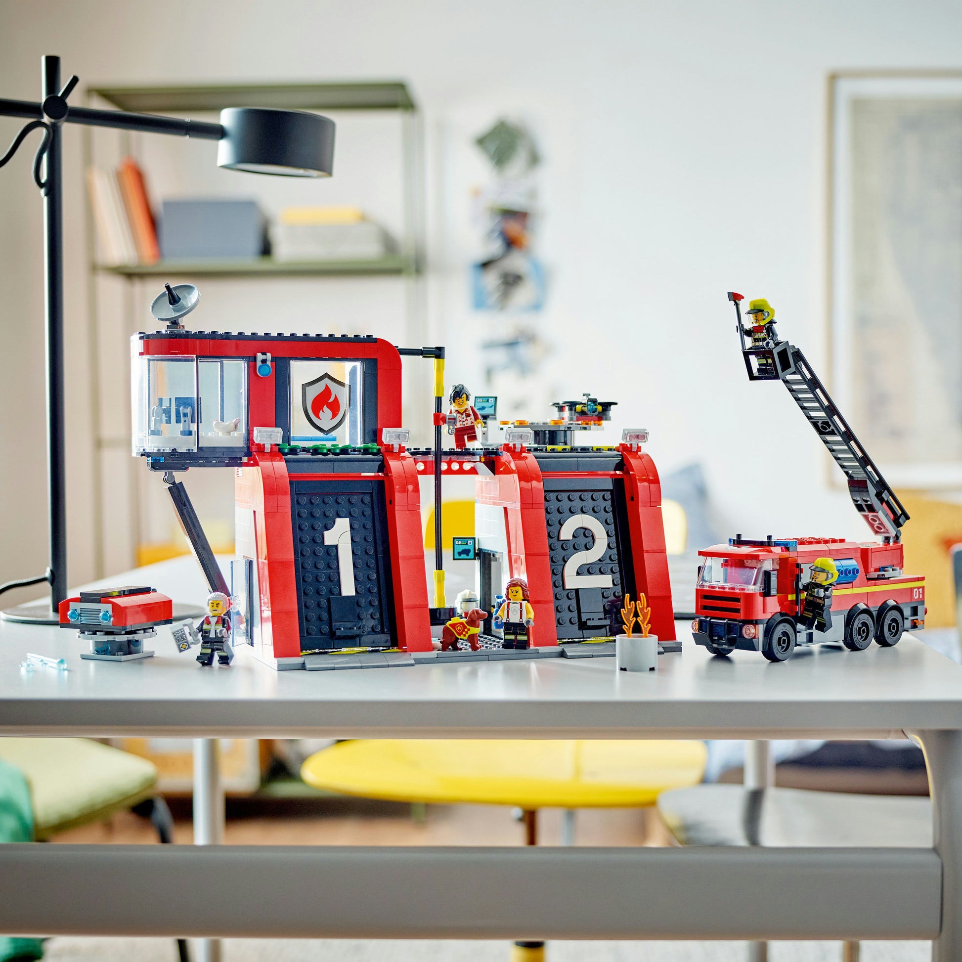 مجموعة لعب مركز الإطفاء مع شاحنة الإطفاء  60414 من LEGO® City
