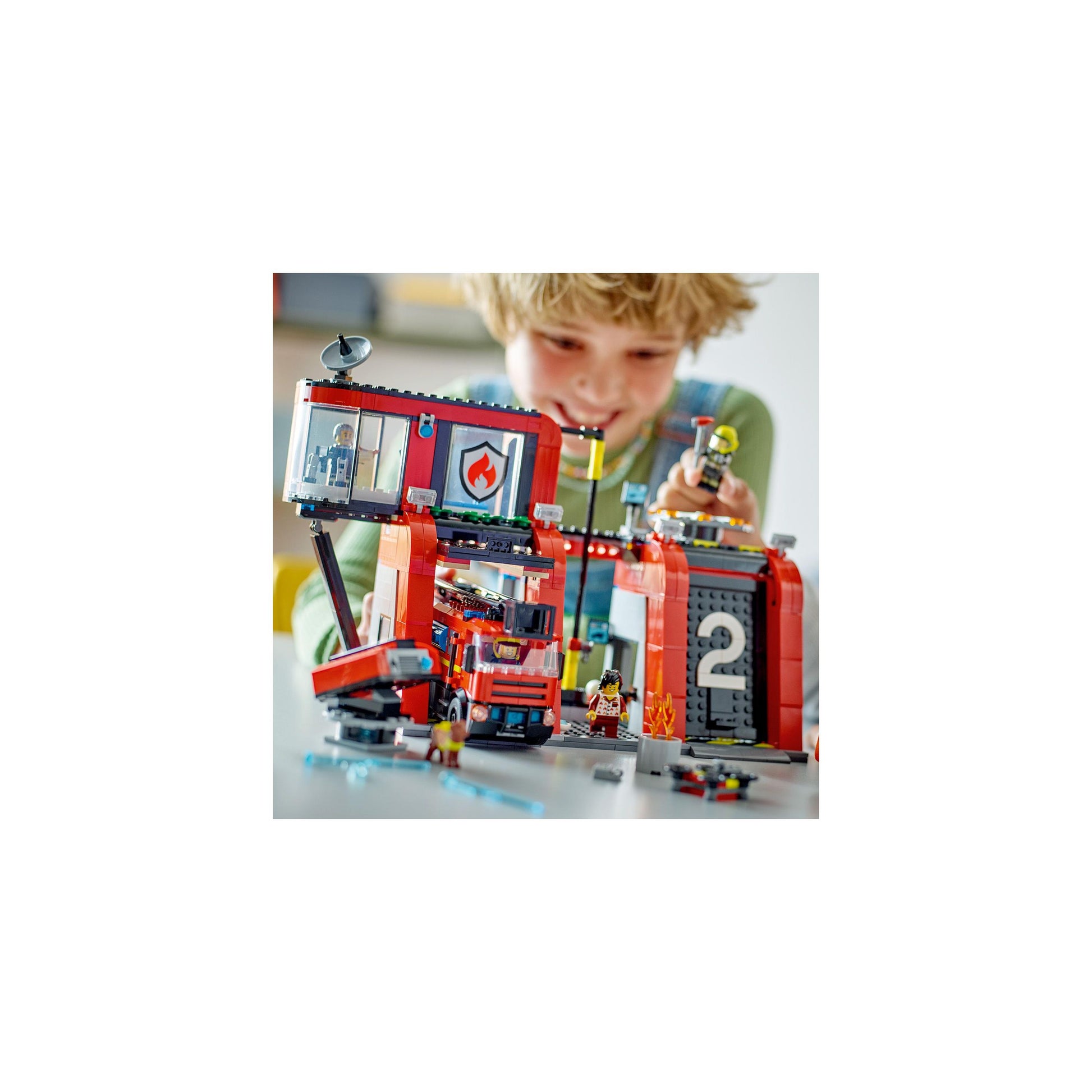 مجموعة لعب مركز الإطفاء مع شاحنة الإطفاء  60414 من LEGO® City