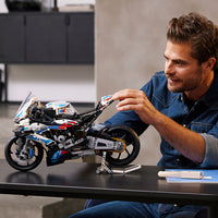 مجموعة نموذج الدراجة النارية BMW M 1000 RR من LEGO® Technic (1925 قطعة)