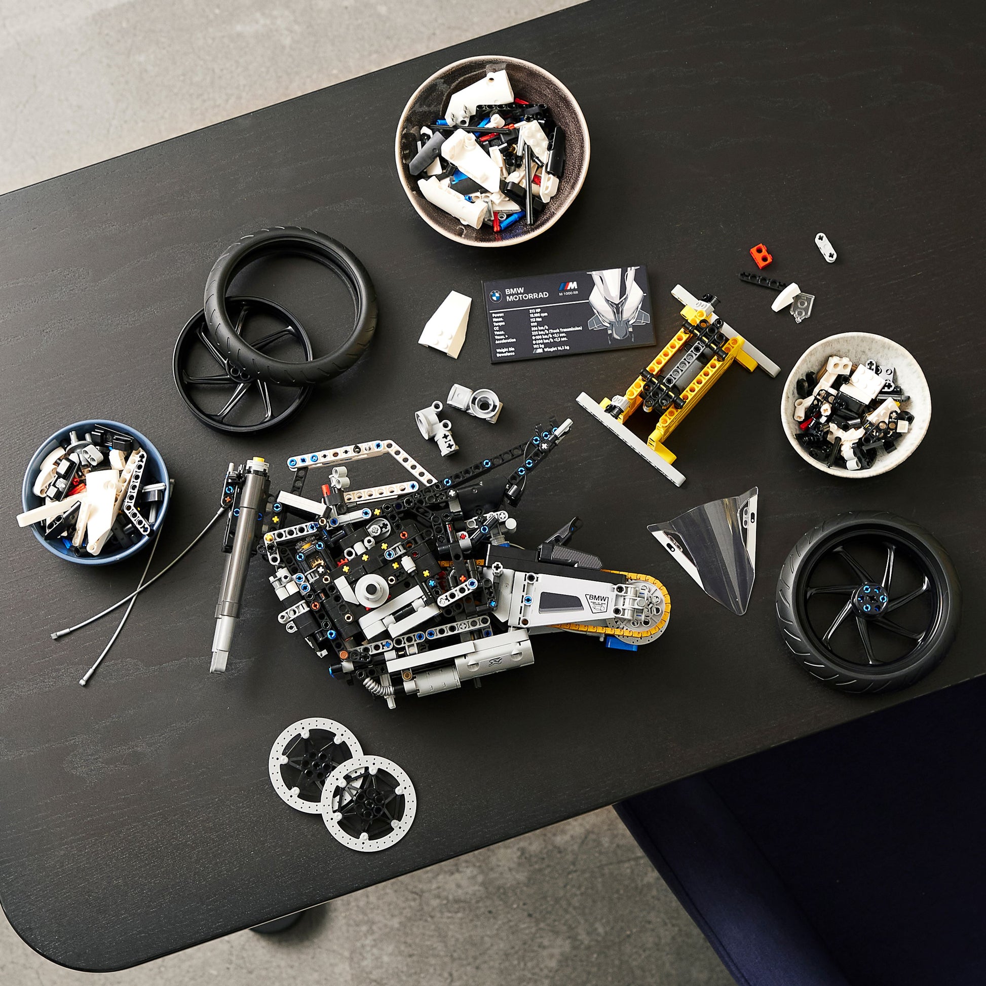 مجموعة نموذج الدراجة النارية BMW M 1000 RR من LEGO® Technic (1925 قطعة)
