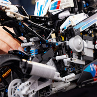 مجموعة نموذج الدراجة النارية BMW M 1000 RR من LEGO® Technic (1925 قطعة)