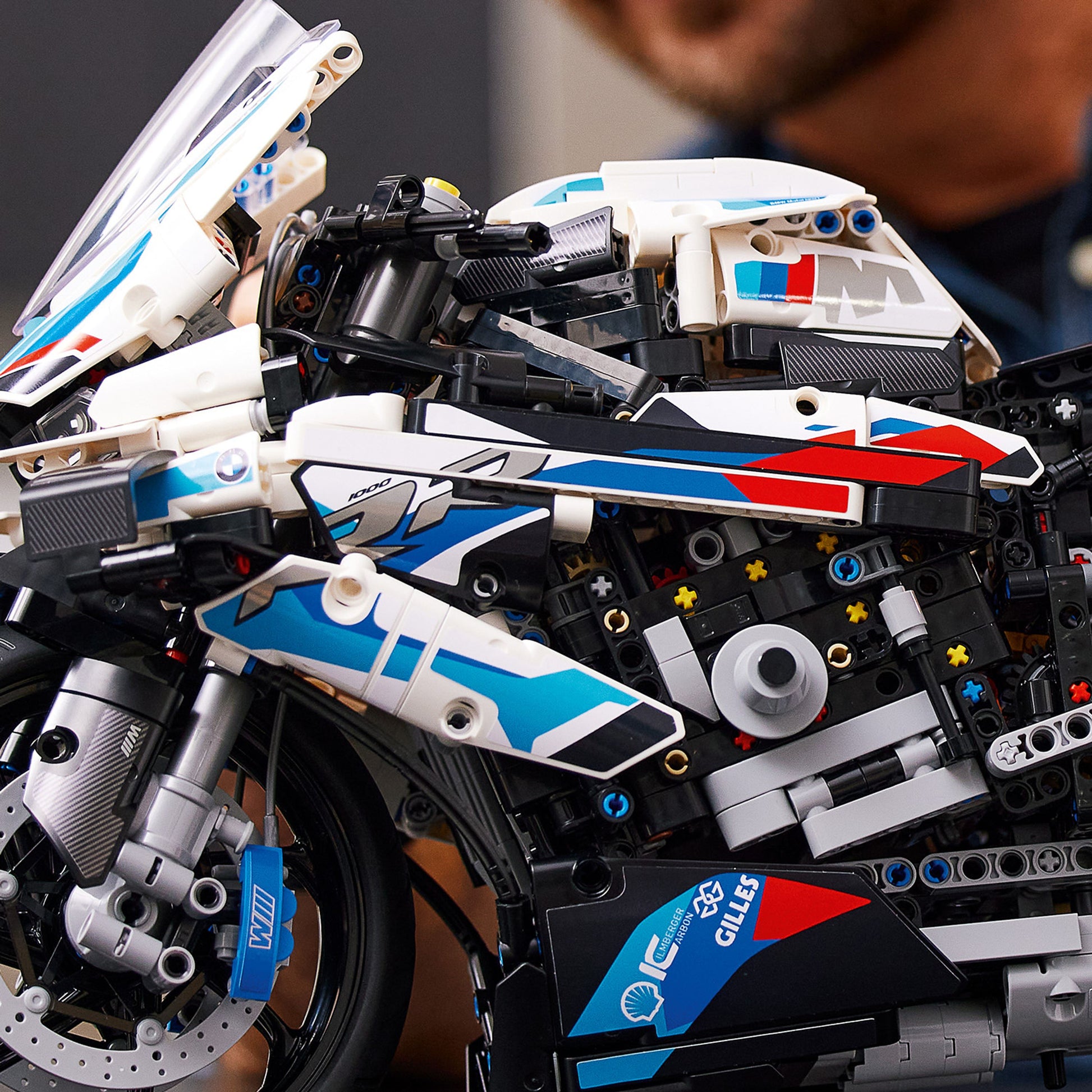 مجموعة نموذج الدراجة النارية BMW M 1000 RR من LEGO® Technic (1925 قطعة)