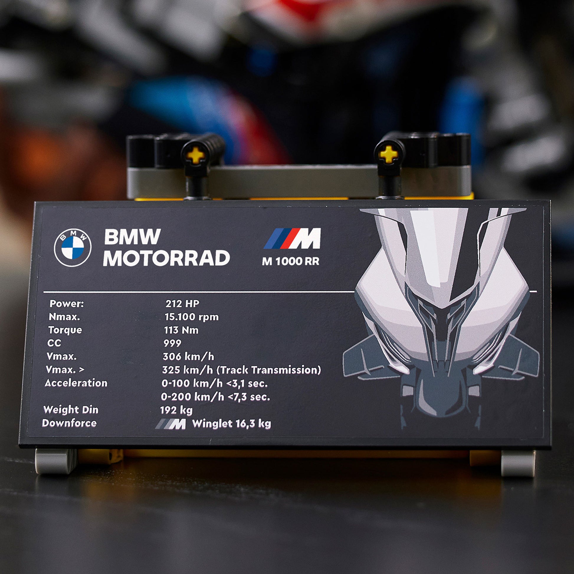 مجموعة نموذج الدراجة النارية BMW M 1000 RR من LEGO® Technic (1925 قطعة)