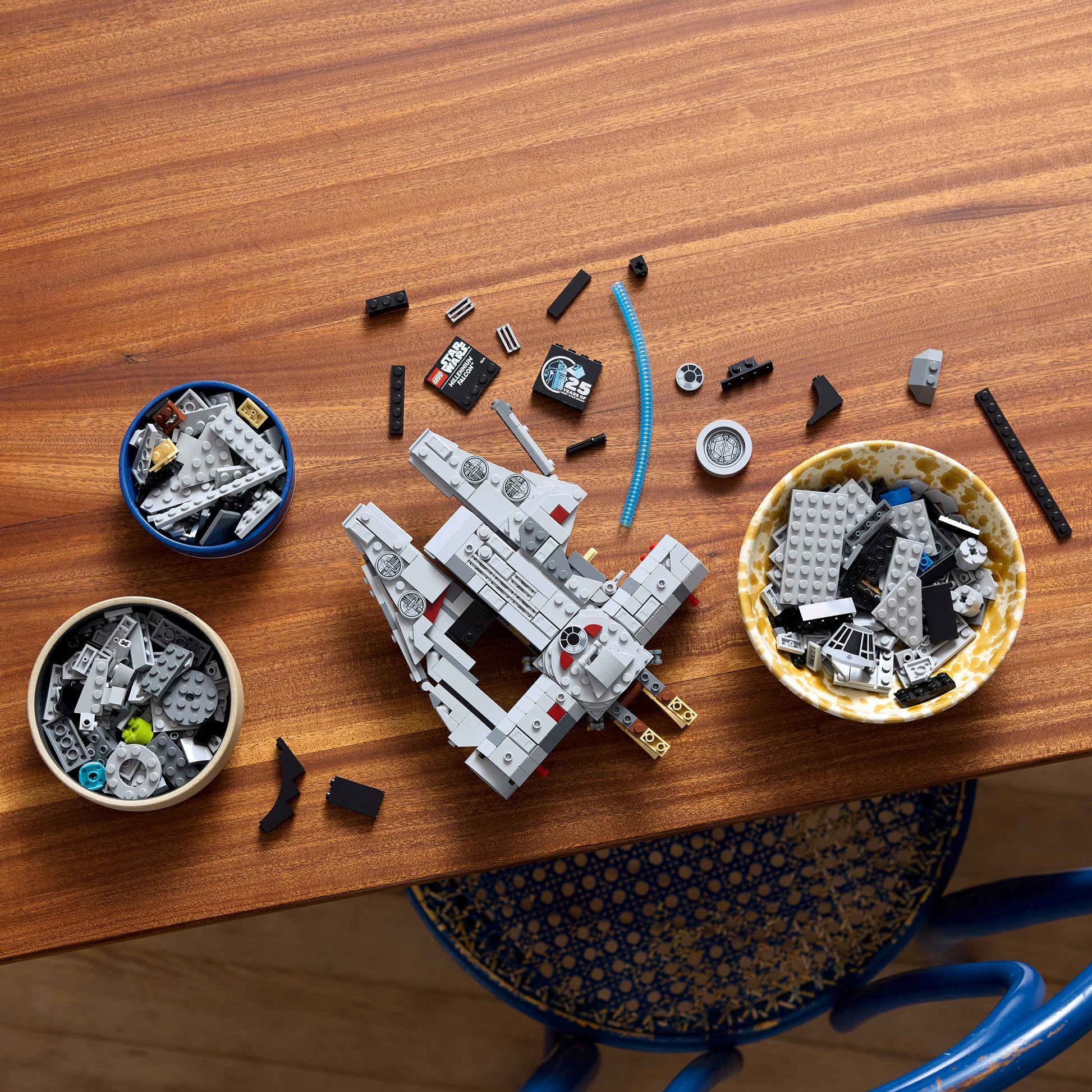 مجموعة ميلينيوم فالكون™ 75375 من ™LEGO® Star Wars