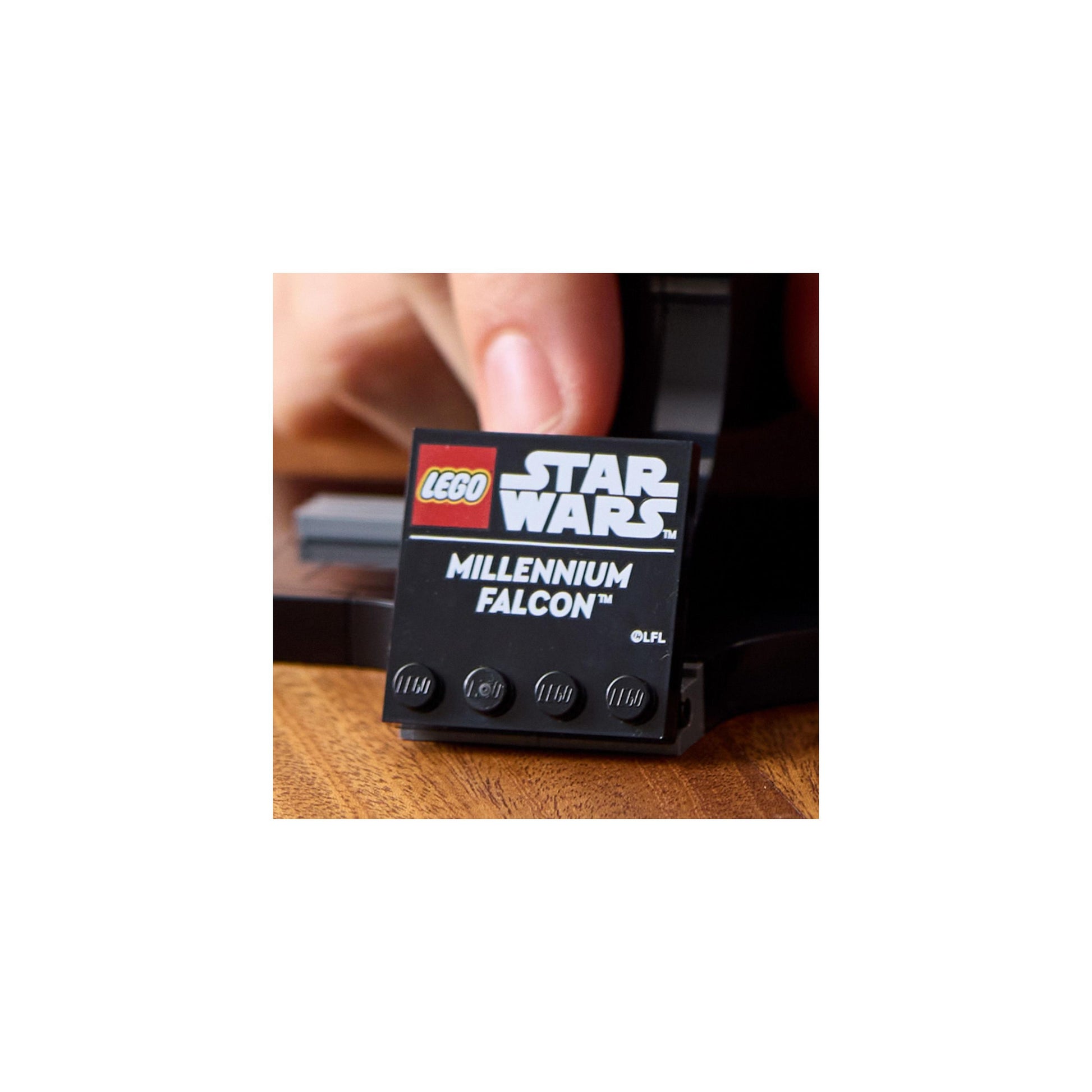 مجموعة ميلينيوم فالكون™ 75375 من ™LEGO® Star Wars